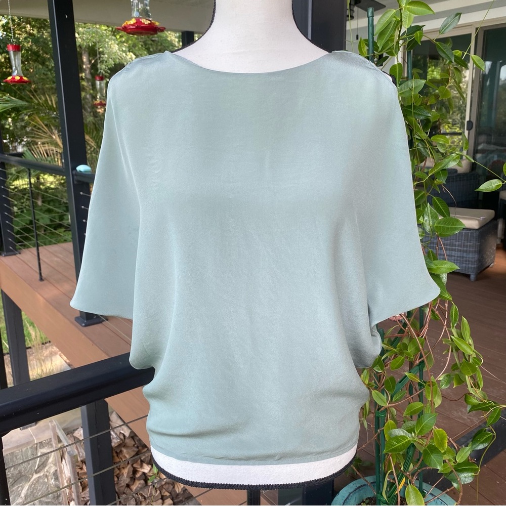 Hunter Dixon. STUNNING Jade Green Open Shoulder Top, 100% Silk. Size XS